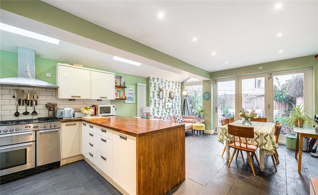 Property photo 2 of 16 Picture No. 13