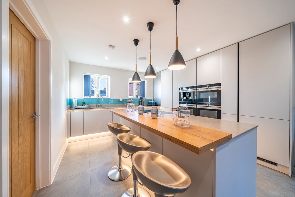 Property photo 2 of 31