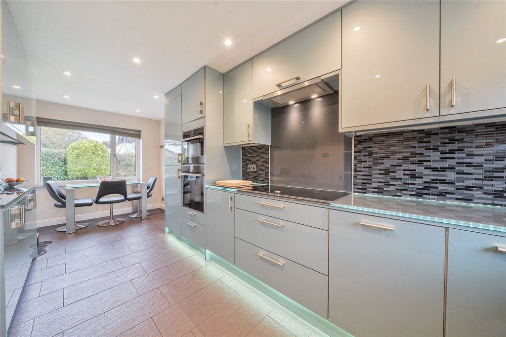 Property photo 2 of 27 Picture No. 21