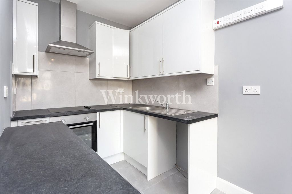 Property photo 2 of 6 Fitted Kitchen