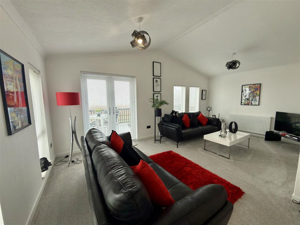 Property photo 2 of 9 Lounge/Dining Room