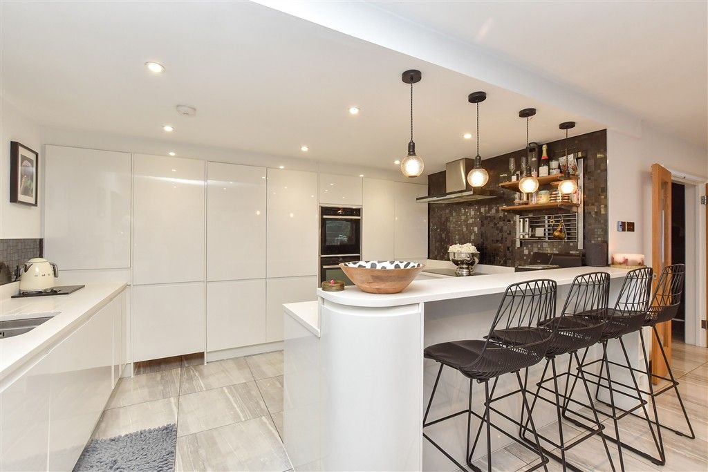 Property photo 3 of 18 Kitchen/Breakfast Area