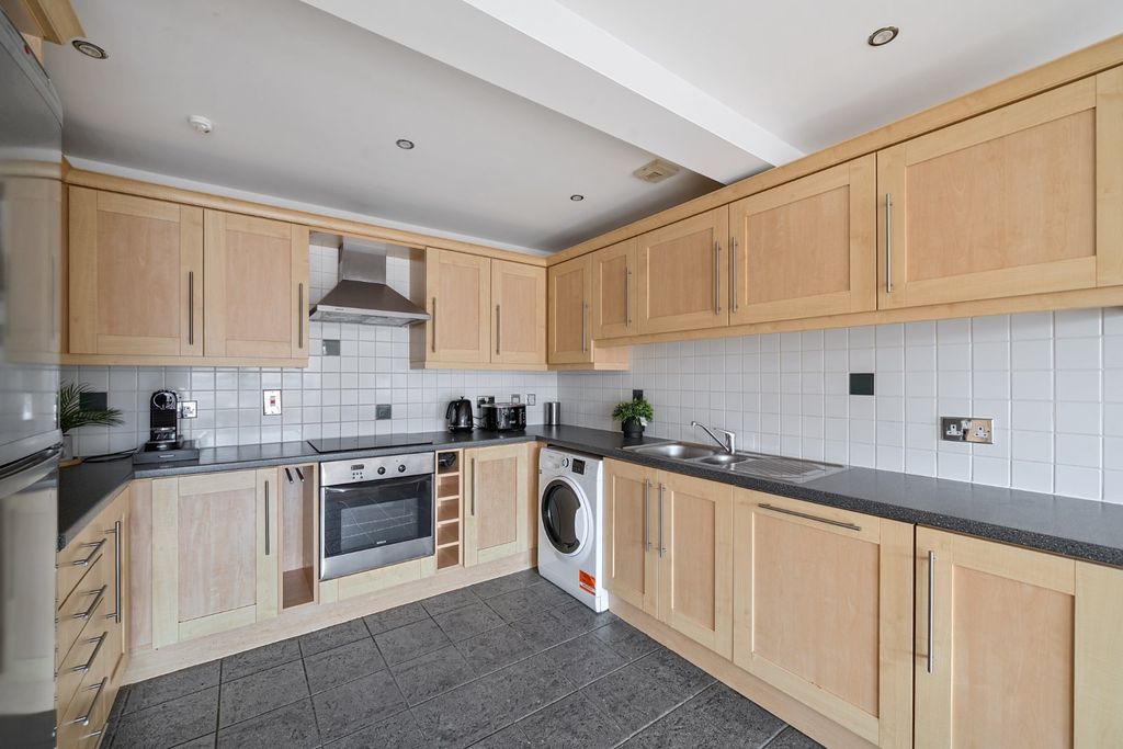 Property photo 2 of 16 Picture No. 12