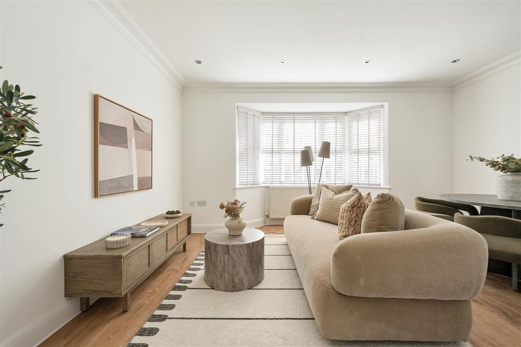 Property photo 2 of 27 Thornhill Road, E17