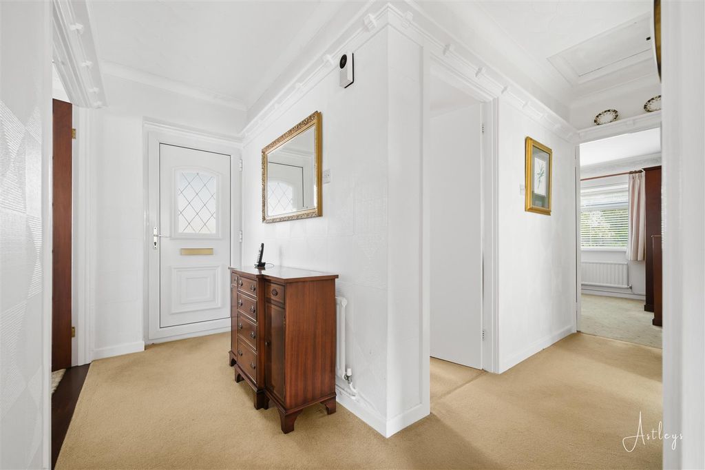 Property photo 2 of 21 Hallway