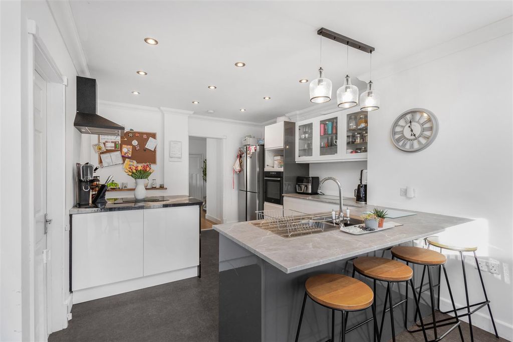 Property photo 3 of 17 Kitchen