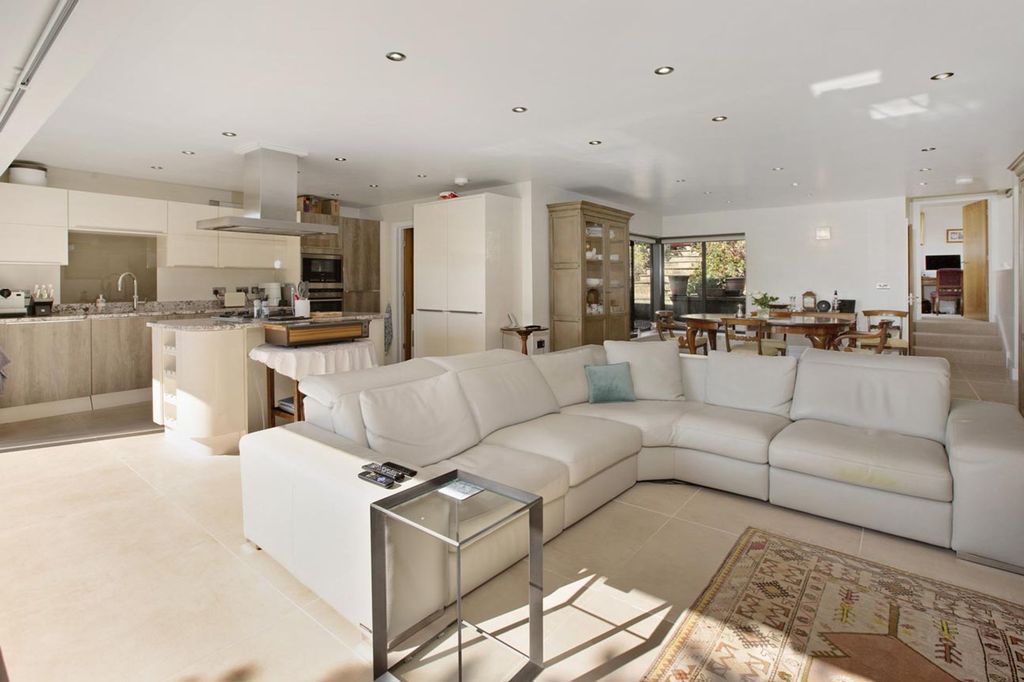 Property photo 3 of 27