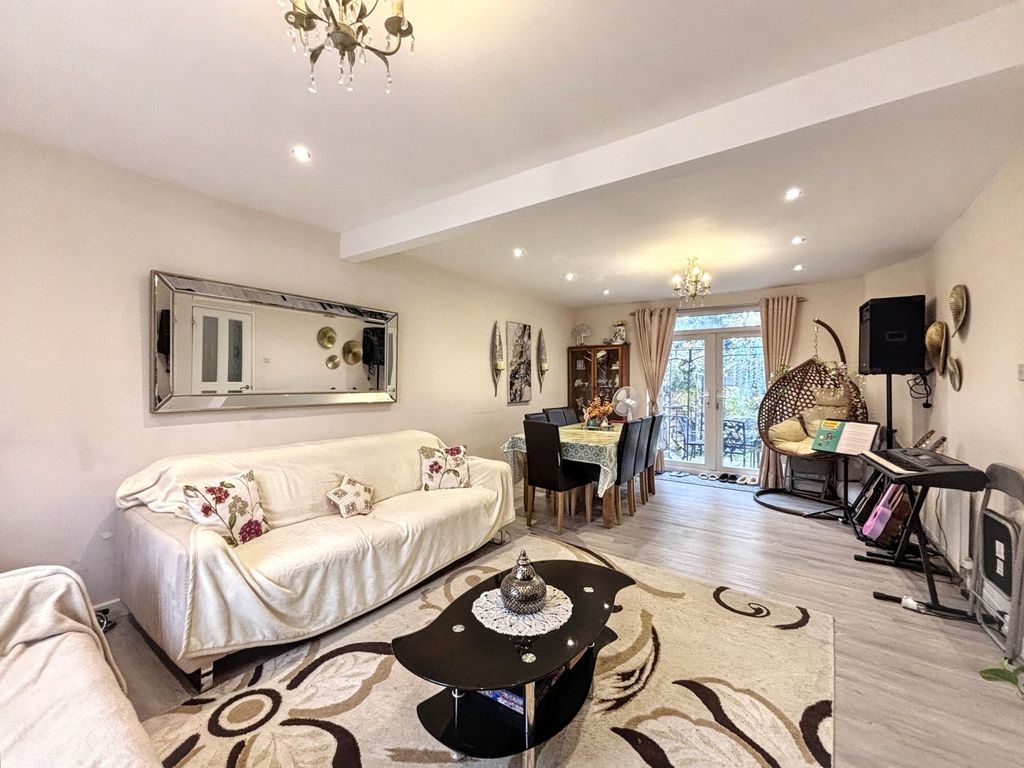 Property photo 2 of 11 Lounge/Dining Area