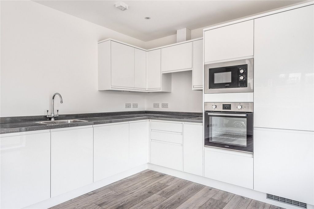 Property photo 3 of 10 Kitchen