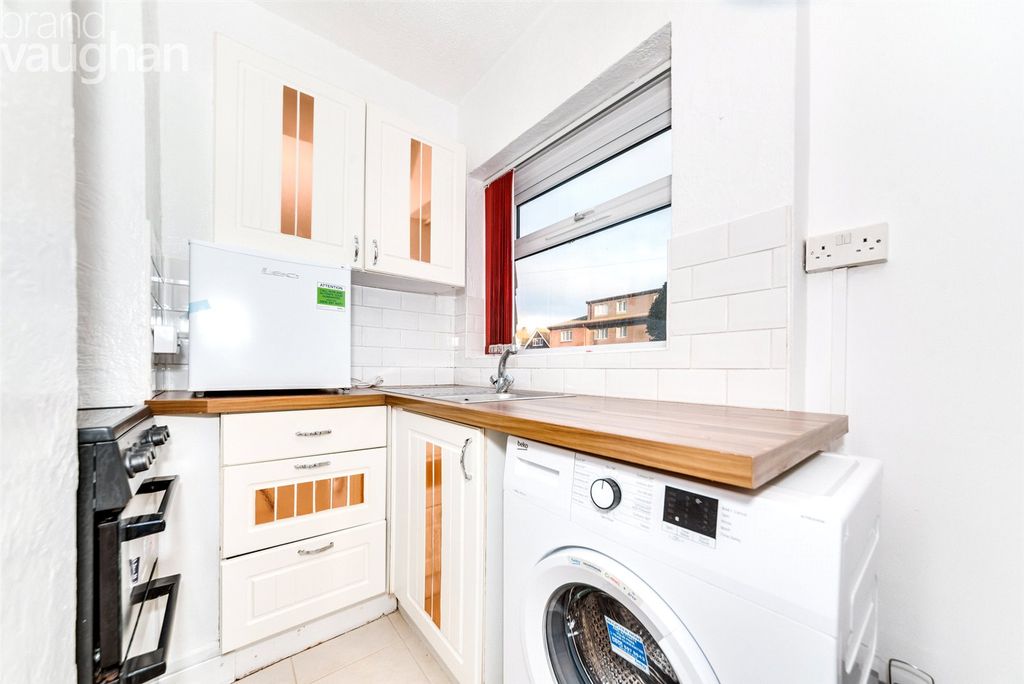 Property photo 3 of 6 Kitchen