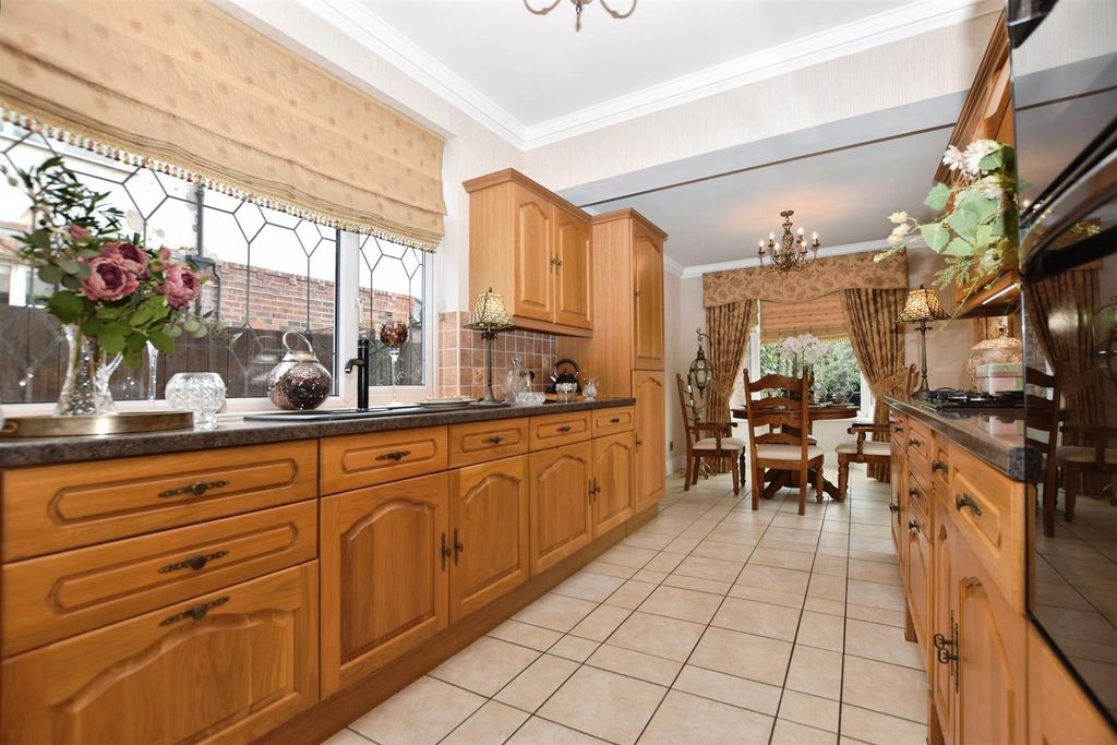 Property photo 3 of 15 Kitchen / Diner