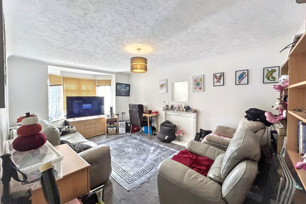 Property photo 2 of 7 9 Village Close, Bexhill-On-Sea, East Sussex, Tn39 4Tf