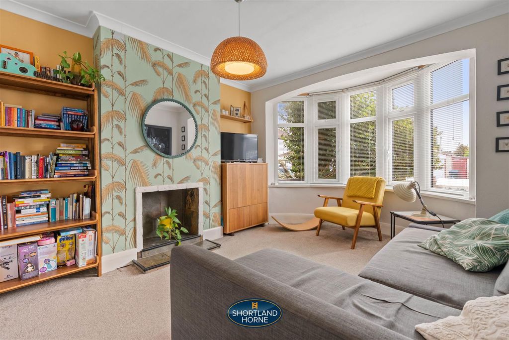 Property photo 3 of 42 7 Blondvil St (1 Of 45).Jpg