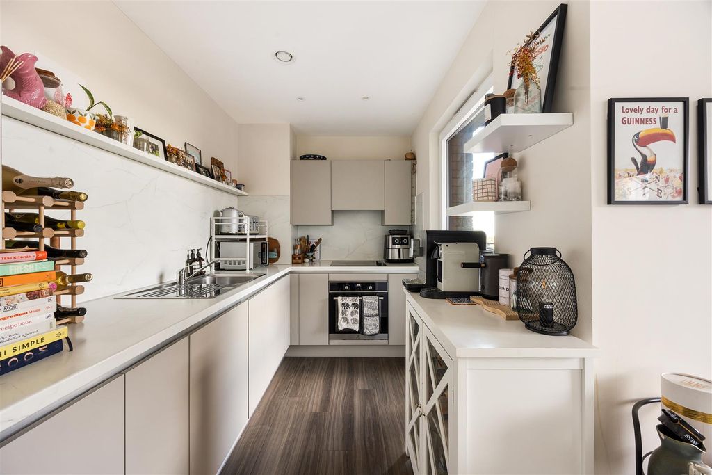 Property photo 3 of 20 Forest Road, E17