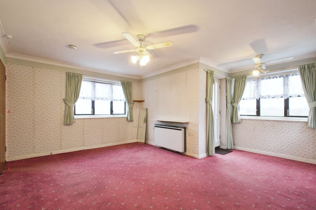 Property photo 1 of 10 Lounge