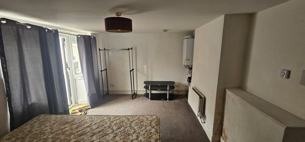 Property photo 2 of 22 Flat C, 218 Kingshill Road, Swindon, Wiltshire, Sn1 4Ng  (2).Jpg