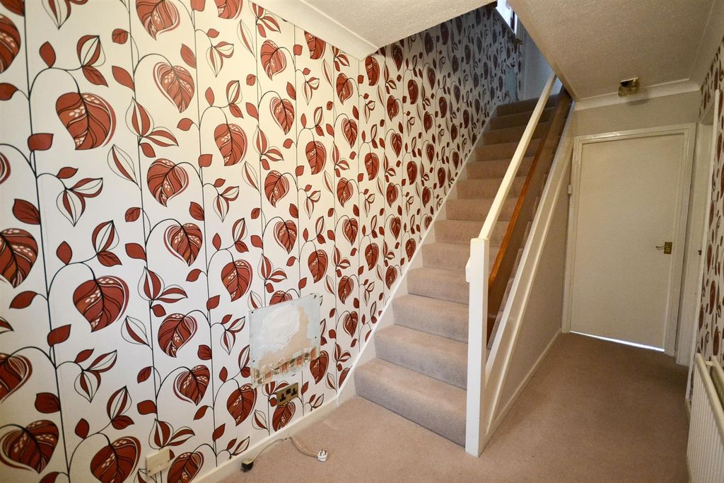 Property photo 3 of 28 Entrance Hall