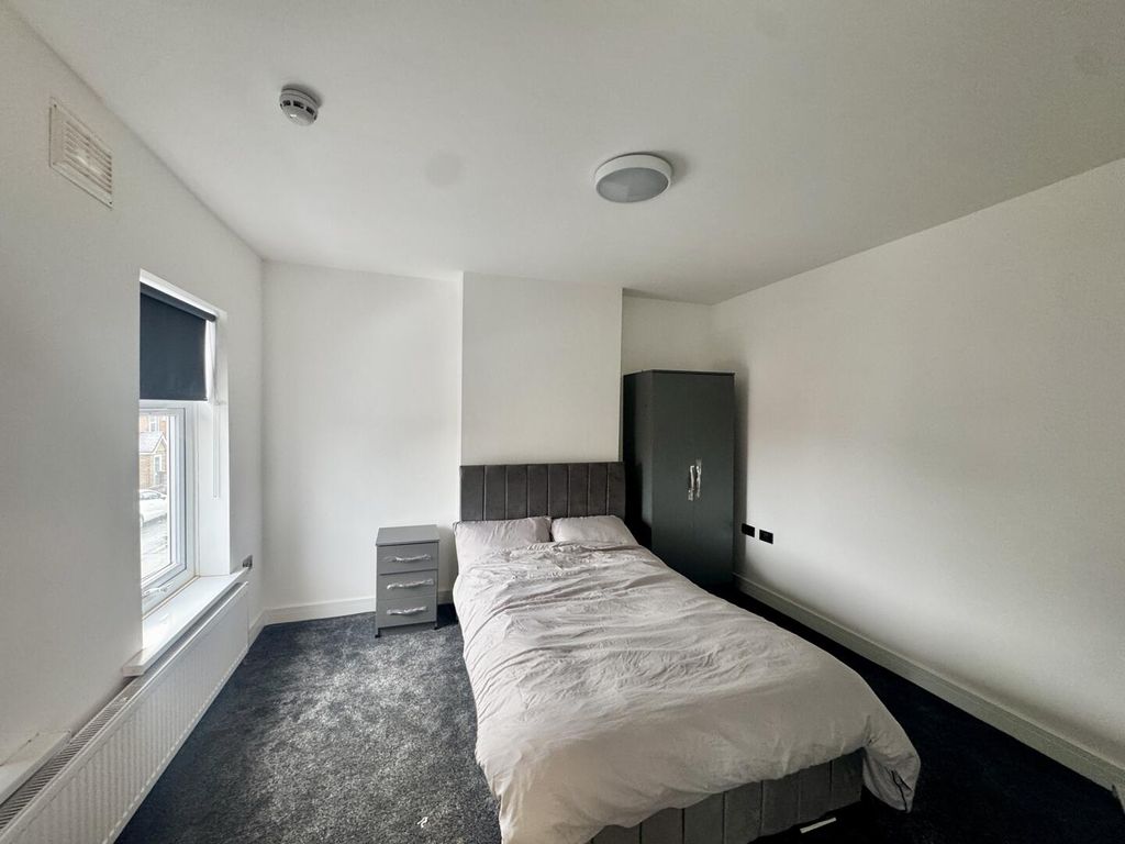 Property photo 2 of 6 Bedroom