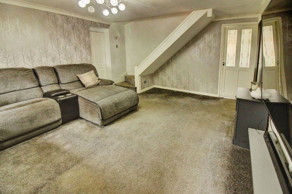 Property photo 3 of 16 Lounge