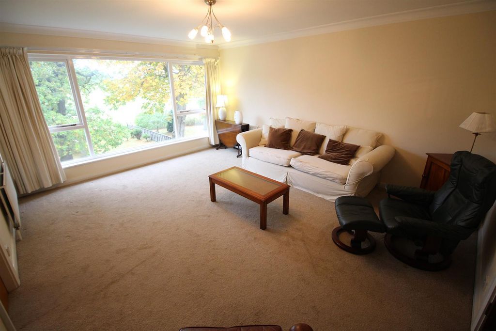 Property photo 2 of 9 Lounge