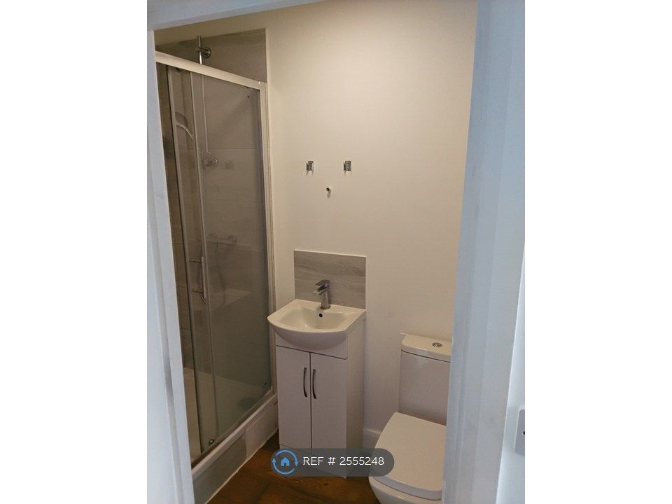 Property photo 2 of 4 Wc And Shower