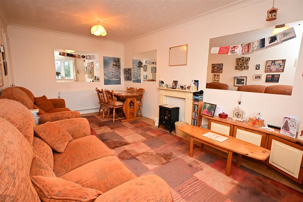 Property photo 3 of 14 Lounge/ Dining