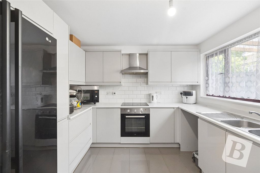 Property photo 2 of 11 Kitchen