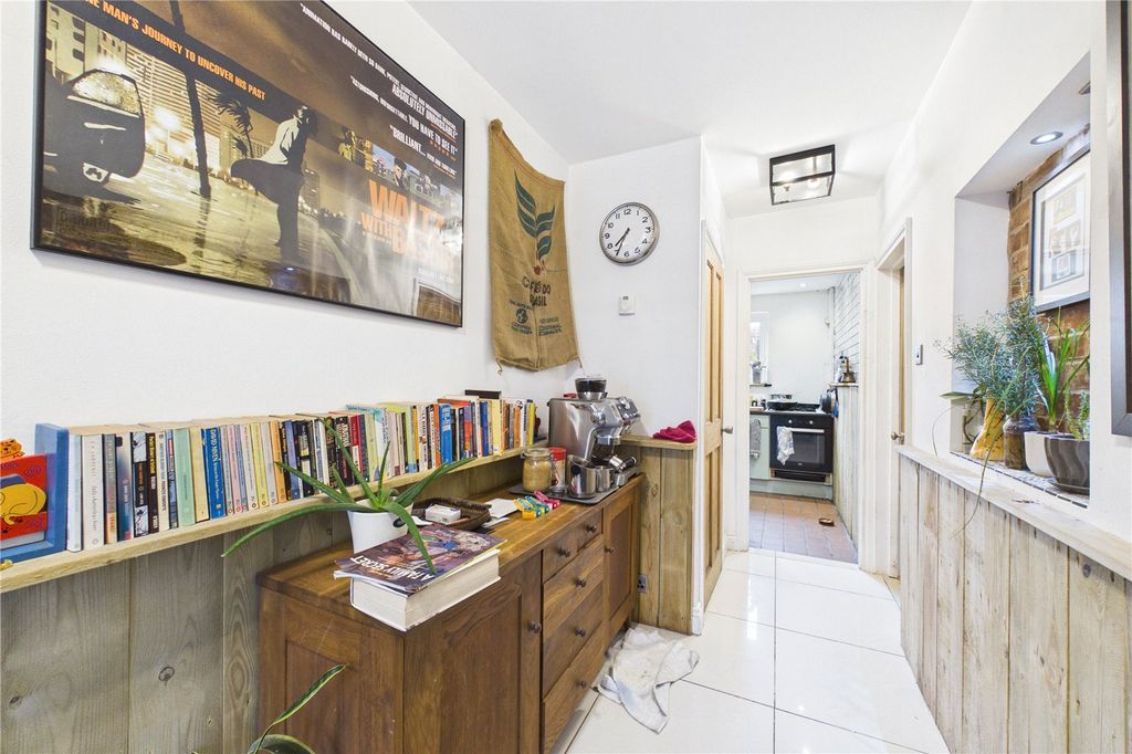 Property photo 3 of 16 Entrance Hall