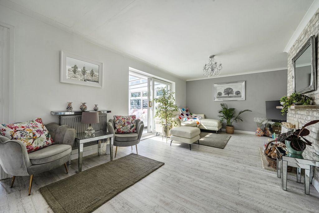 Property photo 3 of 21 1440729-10-69d62Fdf3Cba5