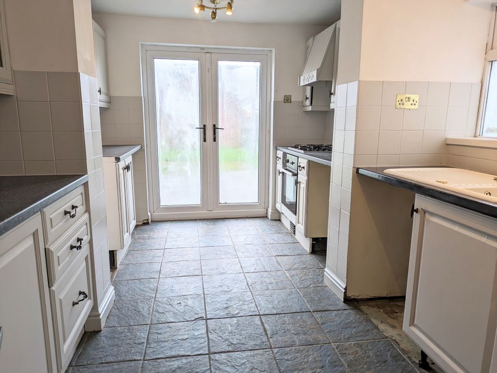 Property photo 3 of 6 Kitchen
