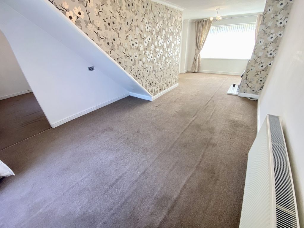 Property photo 3 of 14 Lounge