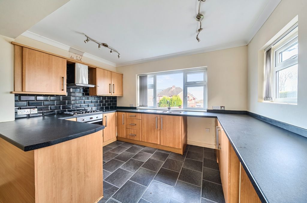 Property photo 2 of 12 Fitted Kitchen