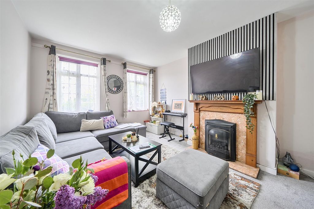 Property photo 2 of 19 Tolcarne Drive