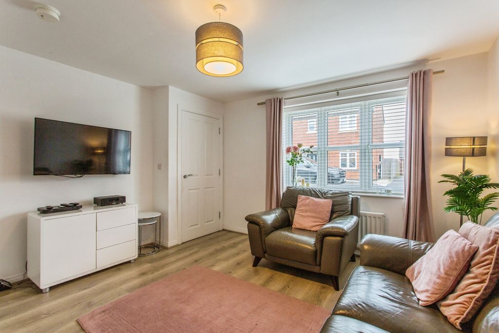 Property photo 3 of 15 Lounge