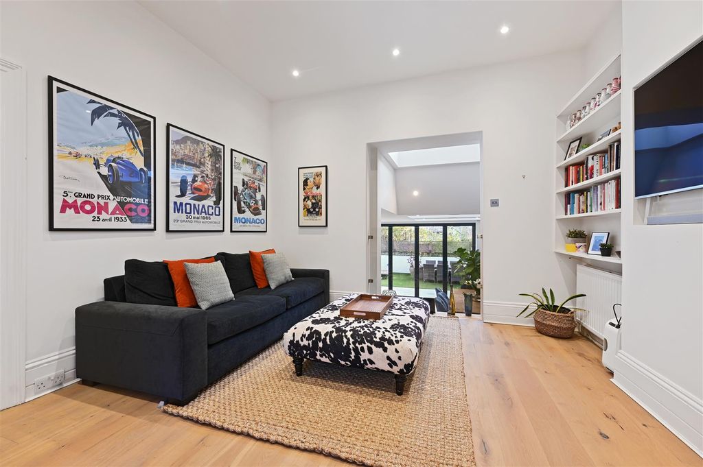 Property photo 3 of 18 Godolphin Road - Receptiond3 (1).Jpg