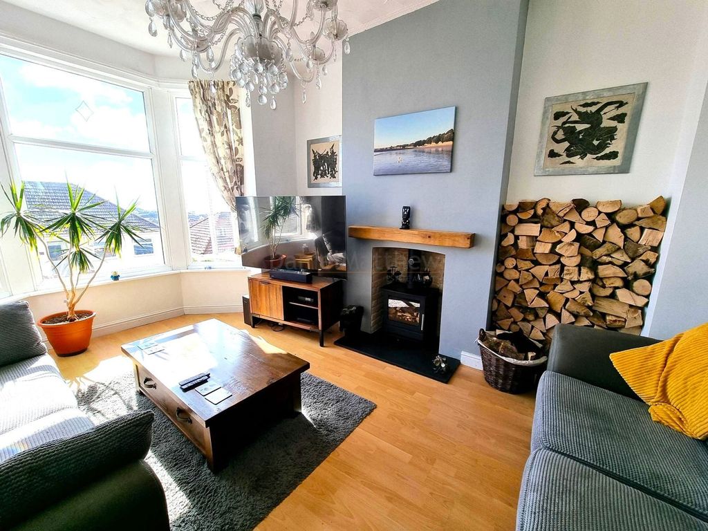 Property photo 2 of 24 Lounge