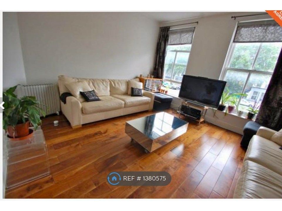Property photo 1 of 12 Large Bright Living Room