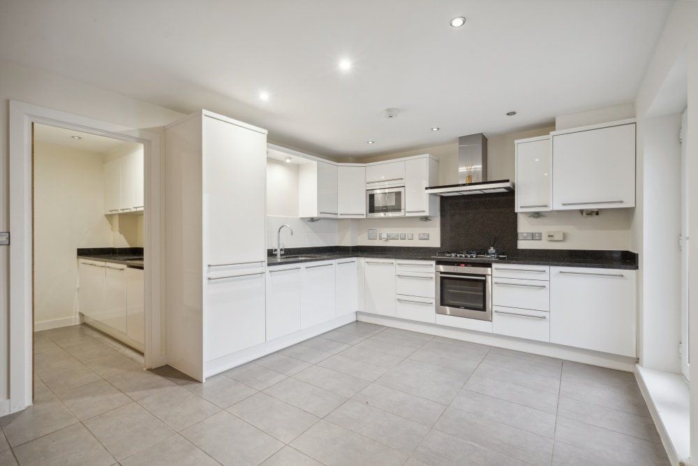 Property photo 3 of 18 Kitchen