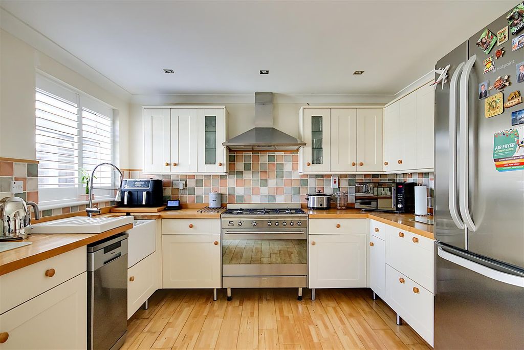 Property photo 2 of 18 Kitchen