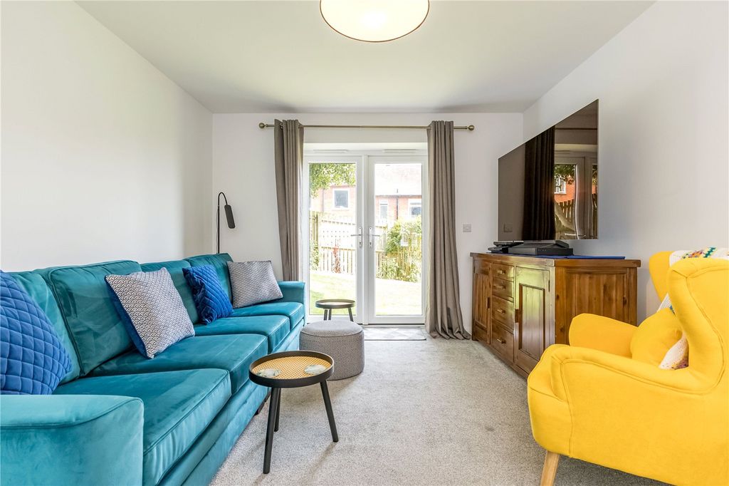 Property photo 2 of 31 Lounge