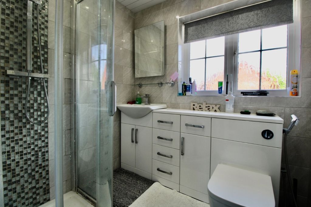 Property photo 2 of 12 Family Bathroom