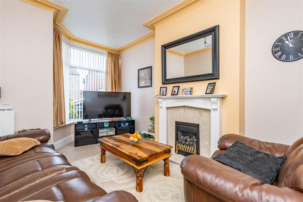 Property photo 2 of 16 Lounge