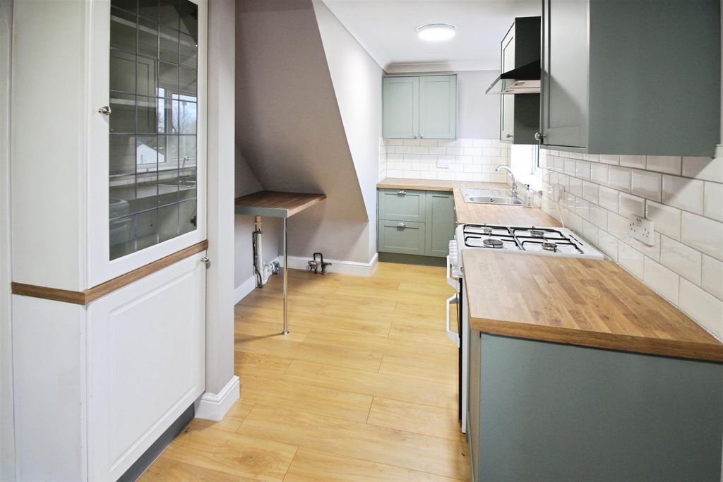 Property photo 3 of 18 Kitchen