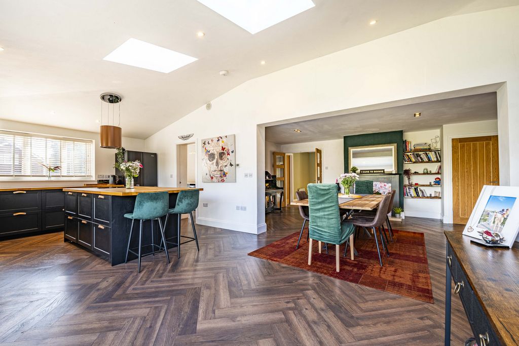 Property photo 2 of 28