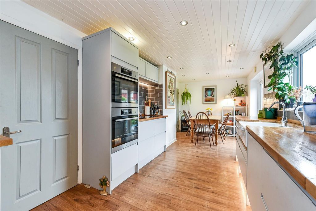 Property photo 3 of 25 Kitchen