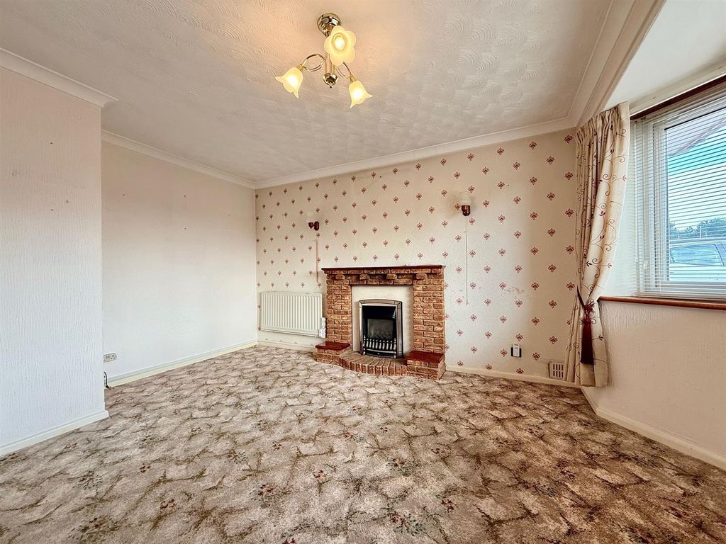 Property photo 3 of 15 Lounge