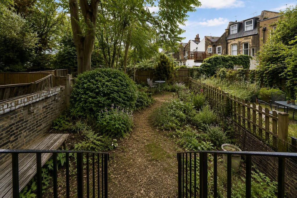 Property photo 2 of 7 Garden