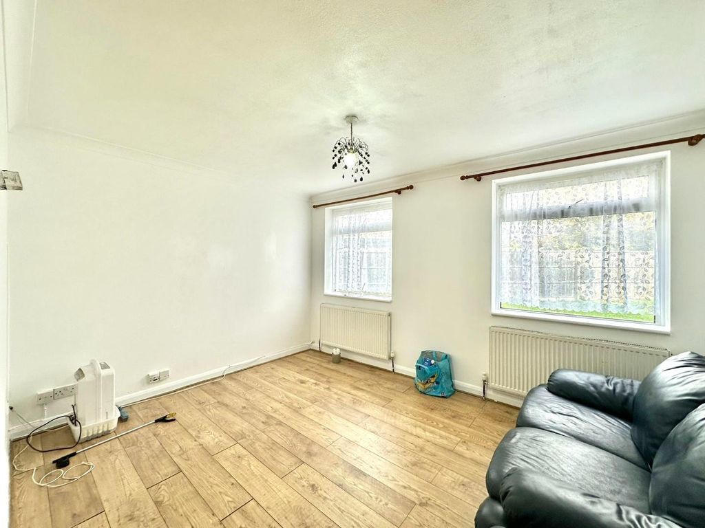 Property photo 2 of 12 E2021749-3d26-498B-B045-F31A7617c3d8.Jpg