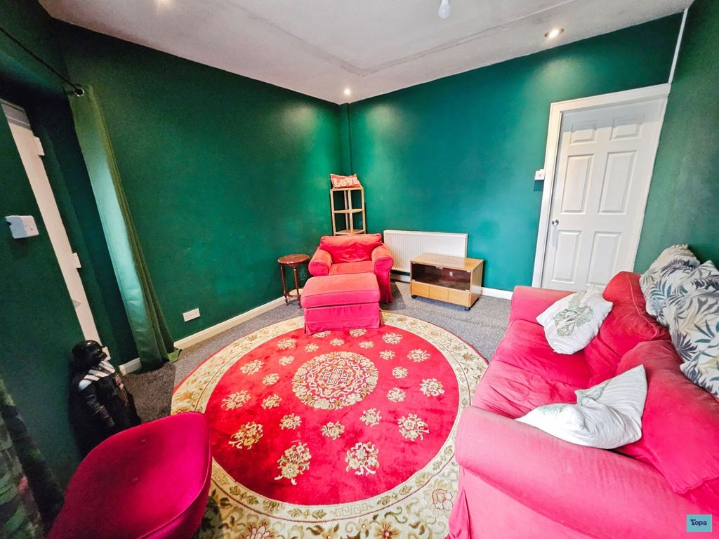 Property photo 3 of 14 Lounge
