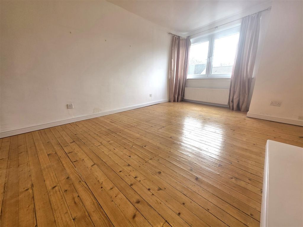 Property photo 3 of 12 Lounge